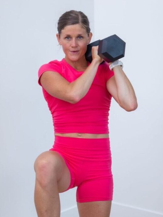 woman performing a single arm rack and knee drive as part of 15 minute workout